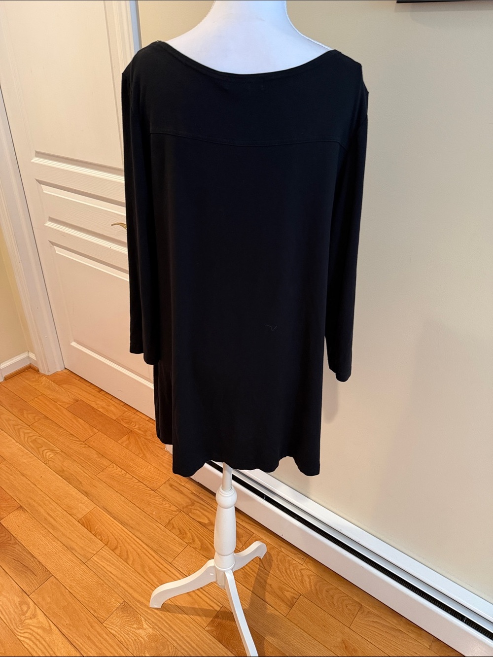 Max & Rina Black Top with Bright Pink Label - Picture 5 of 8